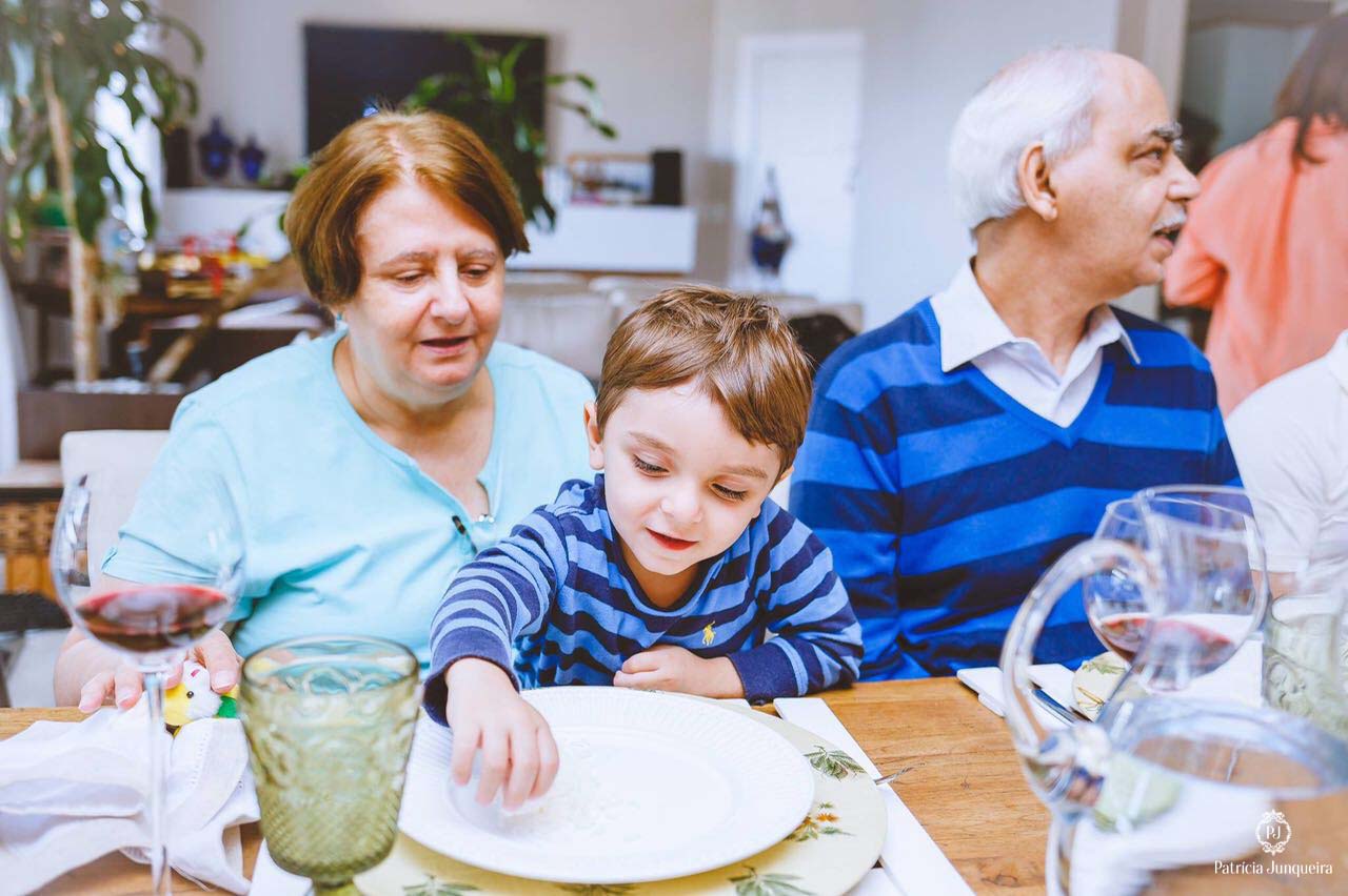 familia reunida a mesa por Patricia Junqueira