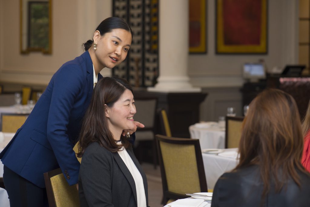 Curso de Etiqueta Social por Patricia Junqueira, professora da British School of Etiquette no Brasil