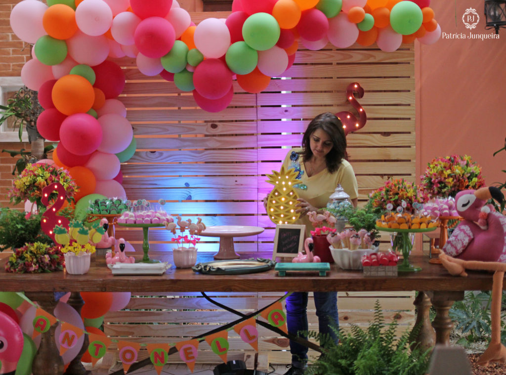 Decoração de festa flamingo e abacaxi por Patricia Junqueira em Valinhos, interior de Sao Paulo