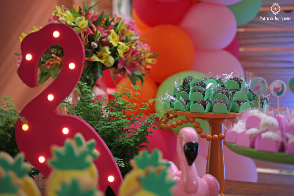 Decoração de festa flamingo e abacaxi por Patricia Junqueira em Valinhos, interior de Sao Paulo
