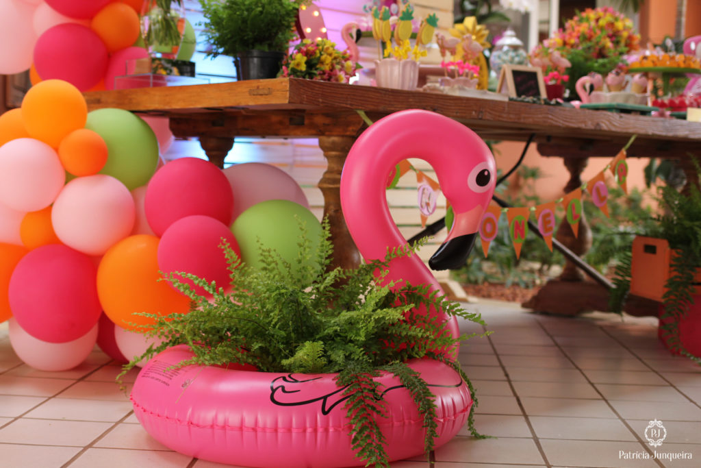 Decoração de festa flamingo e abacaxi por Patricia Junqueira em Valinhos, interior de Sao Paulo